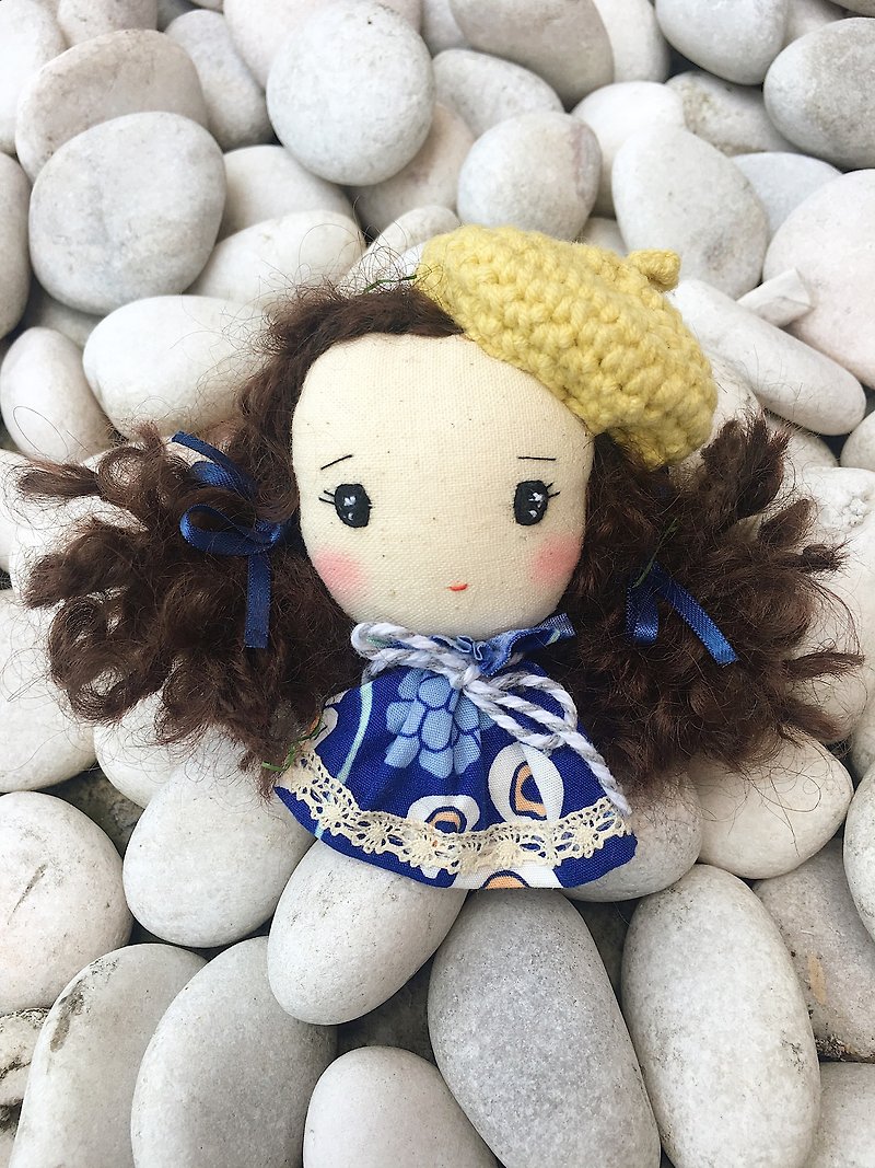 Handmade brooch- Cute girl with beret - 玩偶/公仔 - 棉．麻 