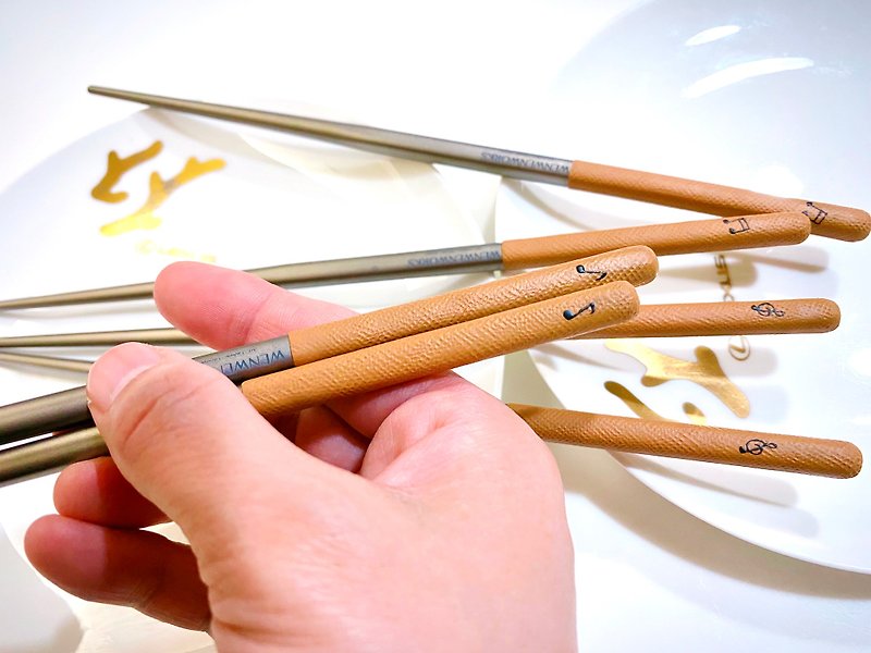 手作个性纯钛筷家庭组合-手作皮革手感-听见幸福乐章-3双/套 - 筷子/筷架 - 其他金属 咖啡色