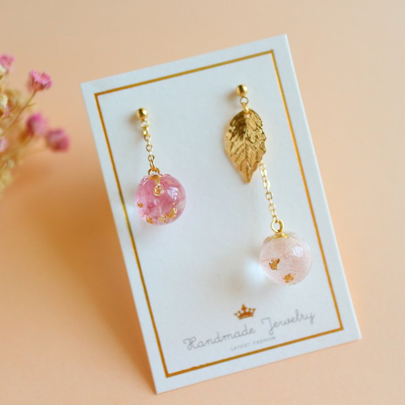 金箔 日本永生花琉璃玻璃球 粉色绣球花朵 不对称垂坠耳环 - 耳环/耳夹 - 植物．花 粉红色