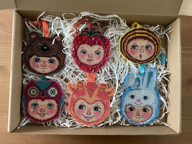 盒子里的一套纪念品；圣诞礼盒；孩子们的脸装饰品 - 其他小家电 - 绣线 多色