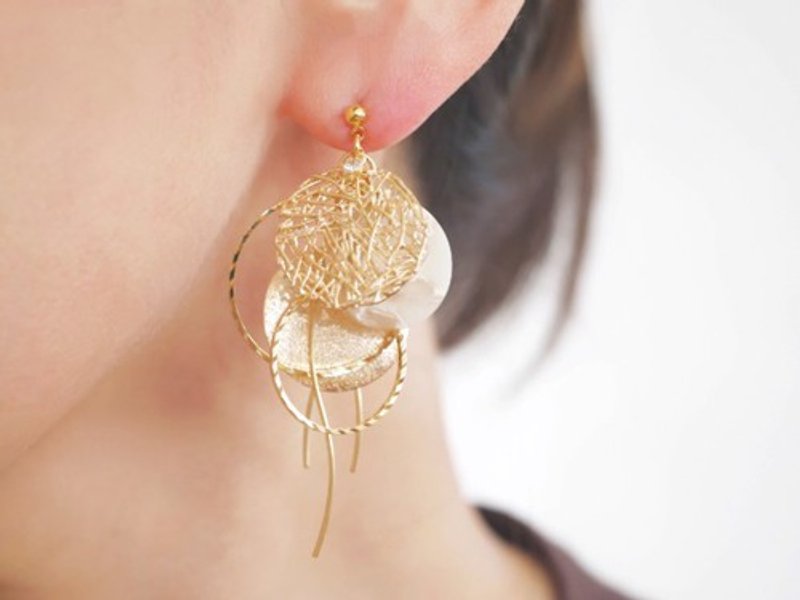 Circle motif and marbled ecru earrings