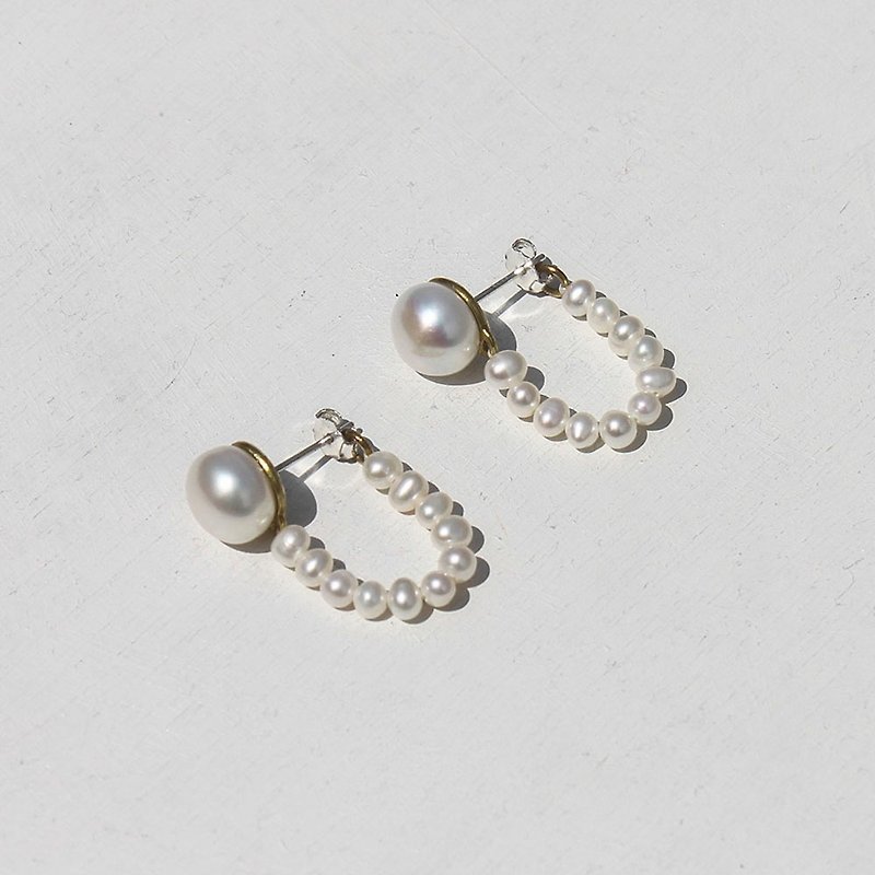 秋千黄铜珍珠耳环 - 925纯银耳针 / 夹式耳环 - 耳环/耳夹 - 珍珠 白色