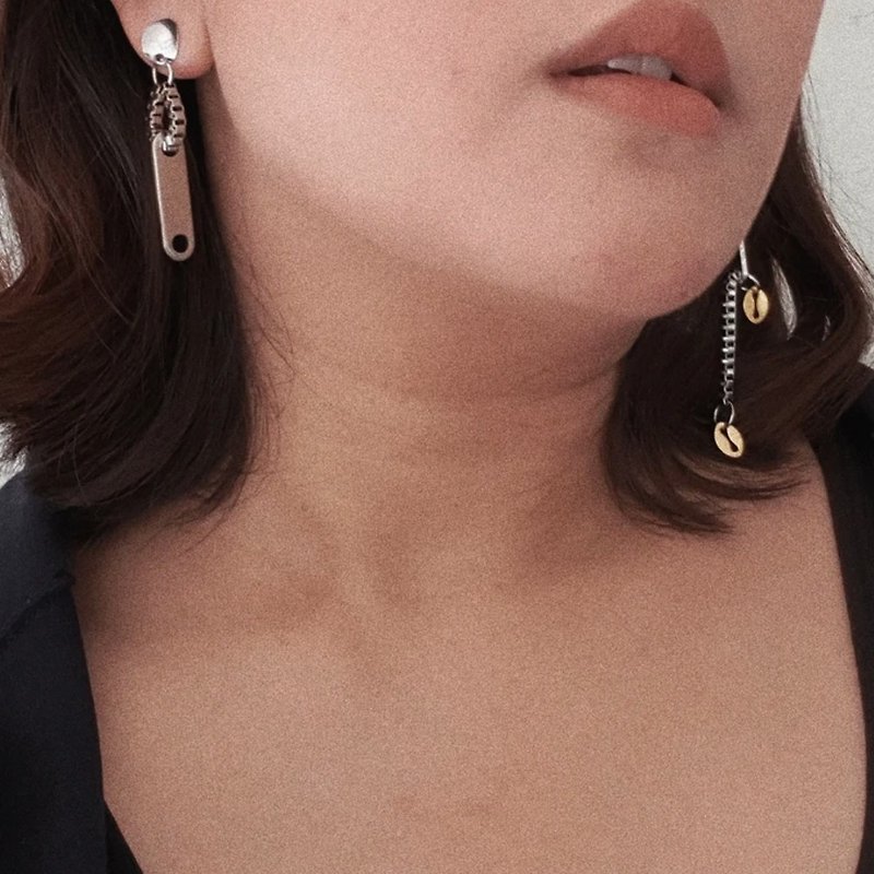 Gladys Earrings in Silver - 耳环/耳夹 - 不锈钢 银色
