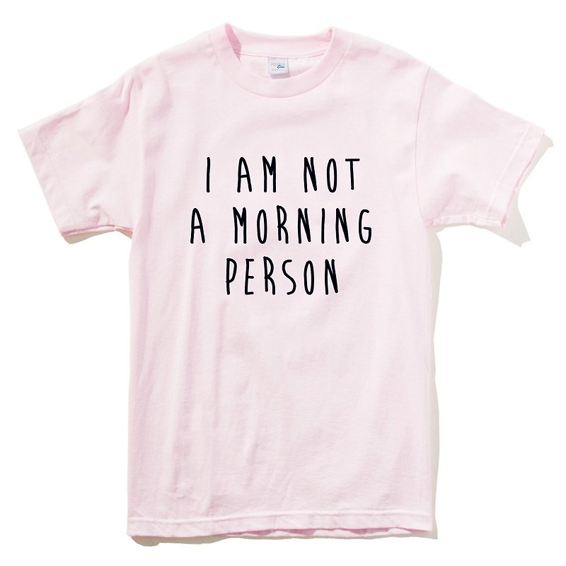 I AM NOT A MORNING PERSON 男女短袖T恤 浅粉红色 我不是一个早起的人 文青 艺术 设计 时髦 文字 时尚 - 女装 T 恤 - 棉．麻 粉红色