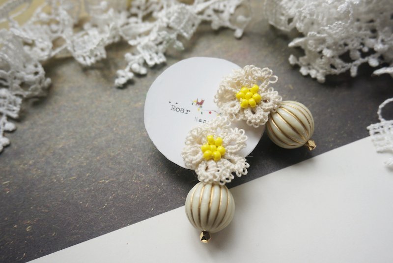 手工梭织蕾丝耳环 - 花 。 针式 - 耳环/耳夹 - 棉．麻 白色