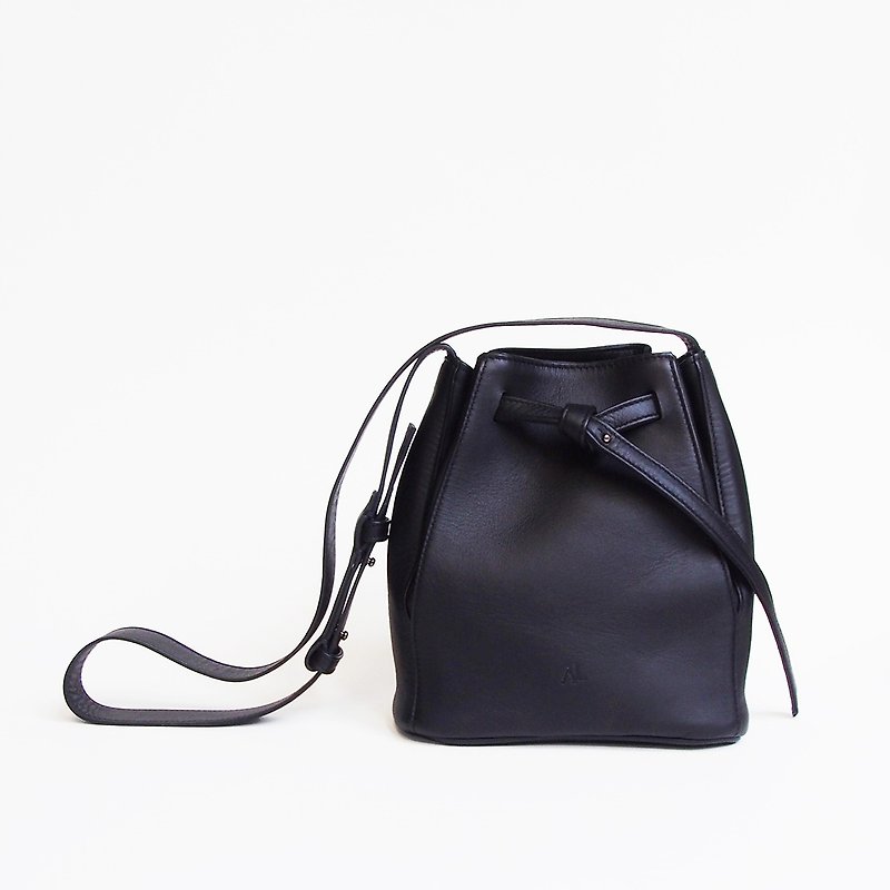 Tye Leather Bucket bag in Black - 侧背包/斜挎包 - 真皮 黑色