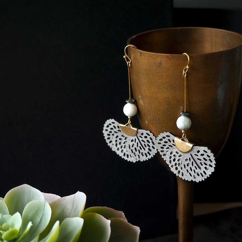Gray butterfly wing with howlite bead earrings - 耳环/耳夹 - 聚酯纤维 灰色