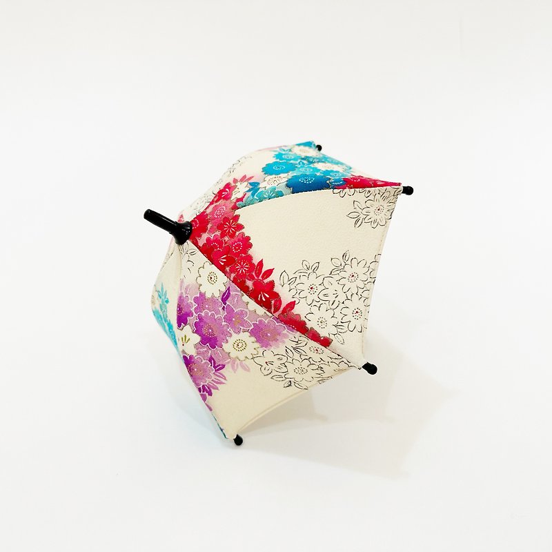 着物傘オブジェ　アンティークの絹の着物使用　日本の東京の職人が手仕事で制作　オンリーワン　プレゼントに最適 #16 - 摆饰 - 丝．绢 白色