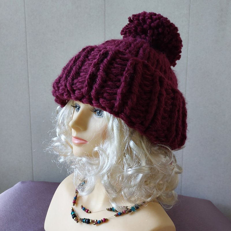 A bulky hat with a pompom. Vinous color - 帽子 - 羊毛 红色
