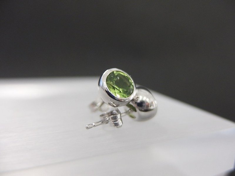 《青睐》- 橄榄石纯银耳环  香港原创设计 - 耳环/耳夹 - 宝石 绿色