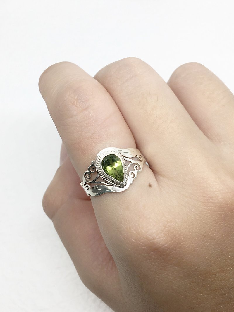 橄榄石925纯银雕花设计戒指 尼泊尔手工镶嵌制作(款式1) - 戒指 - 宝石 绿色