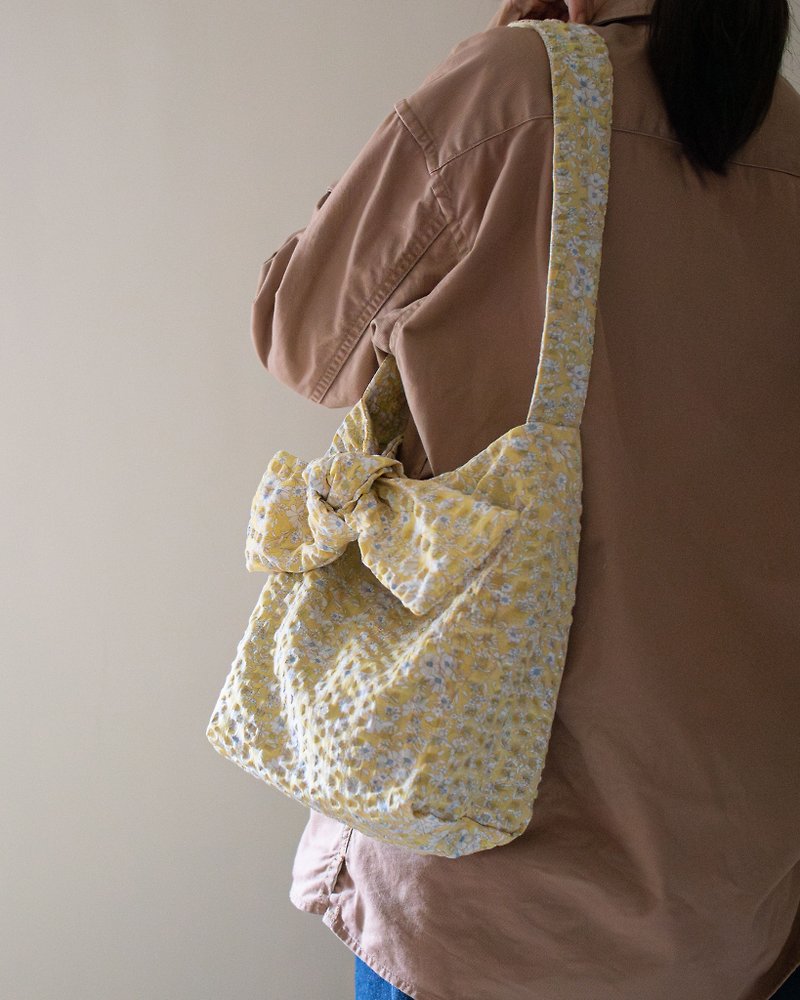 打个结单肩包 | 日本纯棉泡泡布 | 鹅黄碎花 - 侧背包/斜挎包 - 棉．麻 黄色