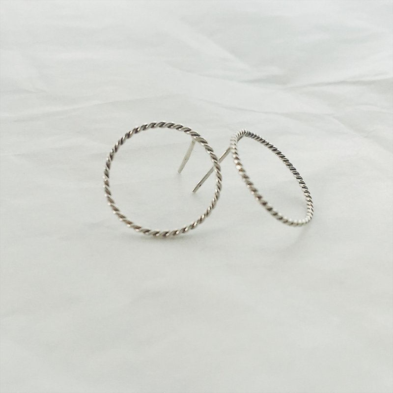 麻花圆型耳环 - 耳环/耳夹 - 其他金属 白色