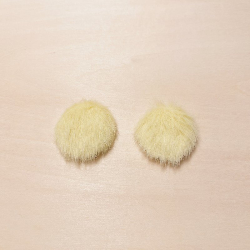 复古鹅黄毛茸茸大丸子耳环 - 耳环/耳夹 - 其他人造纤维 黄色