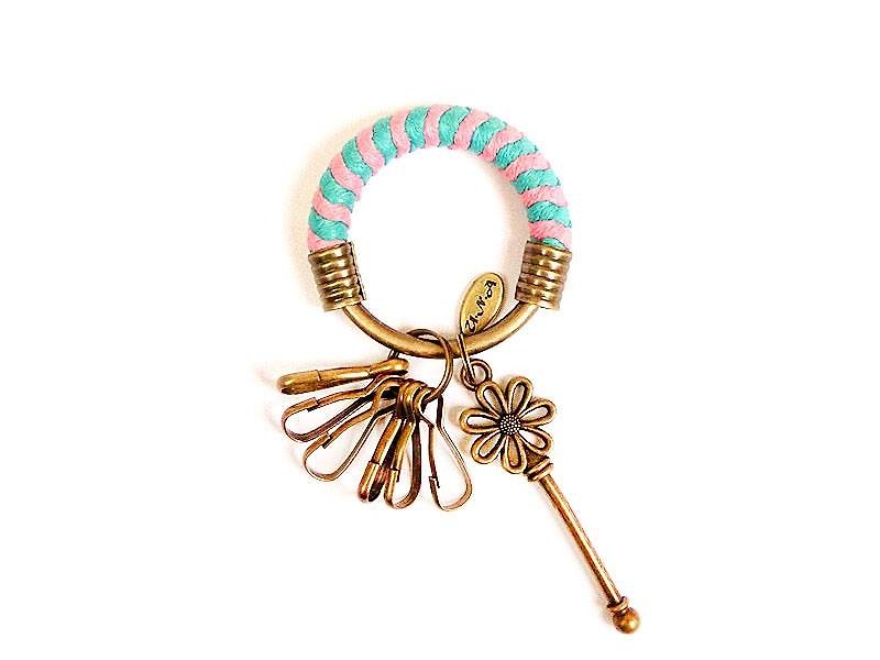 钥匙圈(小)5.3CM 湖水绿+粉红+花朵钥匙 手工 编织 腊绳 定制化 - 钥匙链/钥匙包 - 其他金属 多色