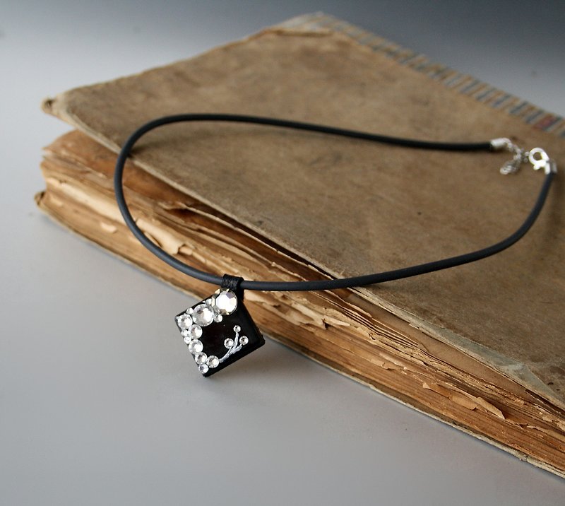 Black Glass Pendant Necklace, Swarovski Crystals, Hand Crafted - 项链 - 玻璃 黑色