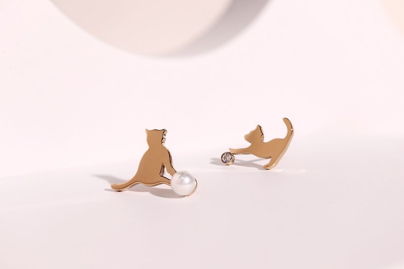 【设计师猫系列】嬉。不对称猫咪珍珠耳环 - 耳环/耳夹 - 不锈钢 银色
