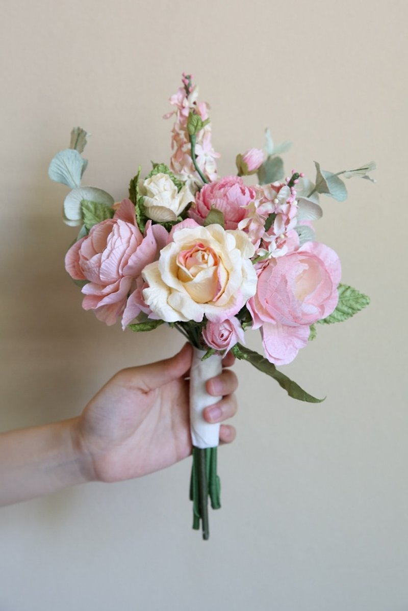 BS104 : Bridesmaid Bouquet Small Flower Bouquet Pink Cream Size 6"x10" - 木工/竹艺/纸艺 - 纸 粉红色