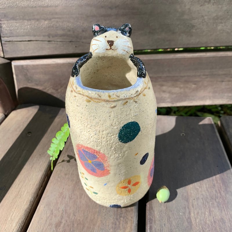 A Lu-猫咪陶花器/摆饰/手做手绘/采用特殊高砂美国陶土 仅此一件 - 花瓶/陶器 - 陶 多色