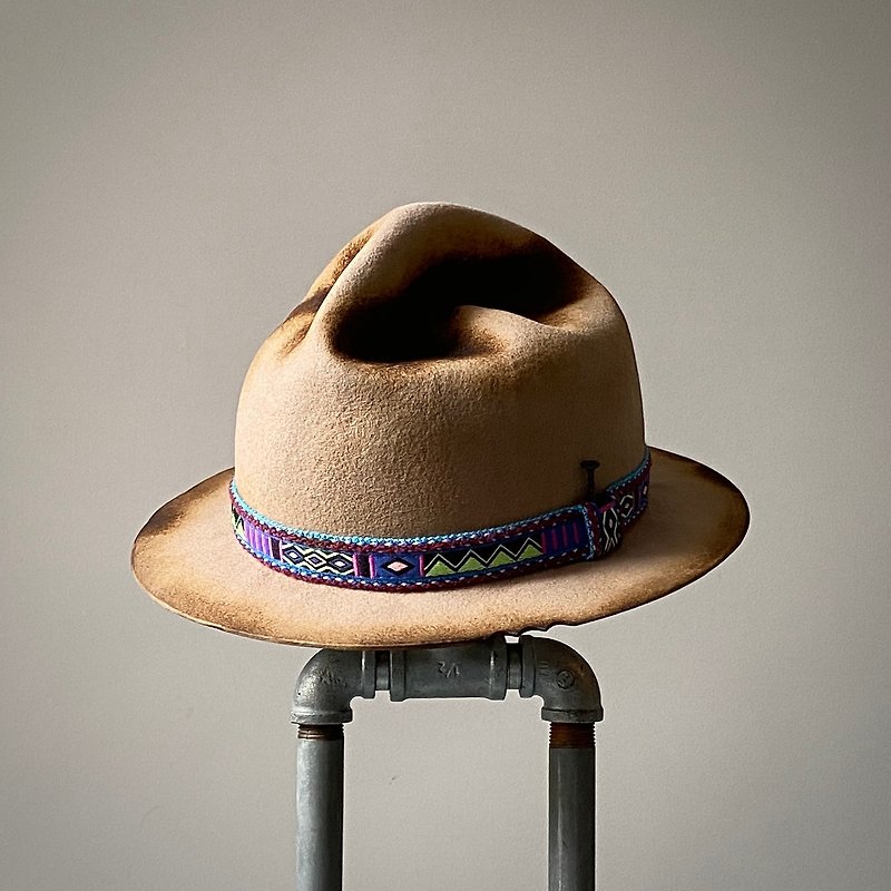 HYOKOU 手工 造型帽-卡其色+复古图腾缎带+仿旧造型 - 帽子 - 羊毛 卡其色