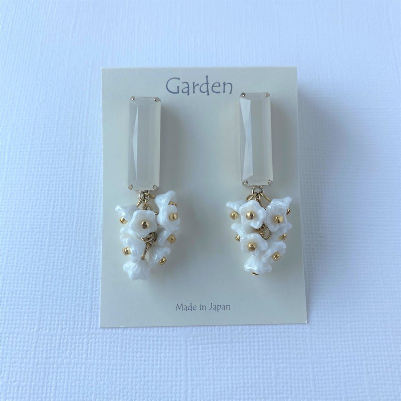 flower earrings white - 耳环/耳夹 - 玻璃 白色