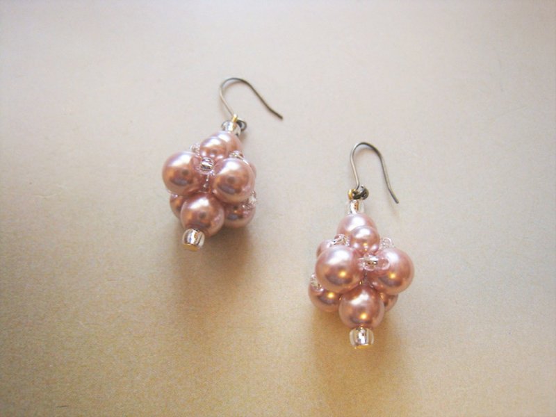 Silky Pearl Pierced Earrings / M : Pink Bridal* - 耳环/耳夹 - 珍珠 粉红色