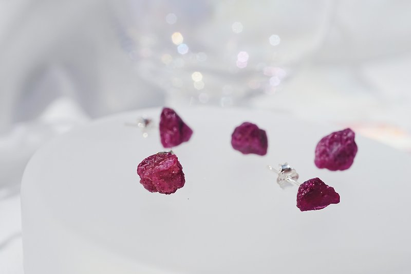 红宝石原石925纯银耳环 7月诞生石 - 耳环/耳夹 - 宝石 红色