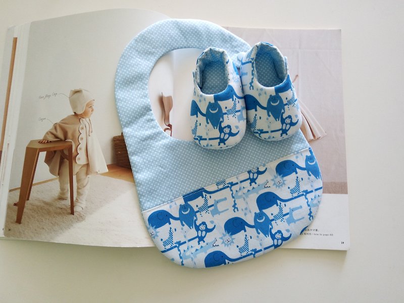 动物手牵手弥月礼物 生日礼物 婴儿鞋+围兜 - 满月礼盒 - 棉．麻 蓝色