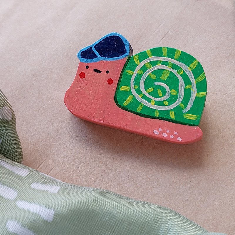 Hand-carved/painted wooden brooch -- hipster snail - 胸花/手腕花 - 木头 多色