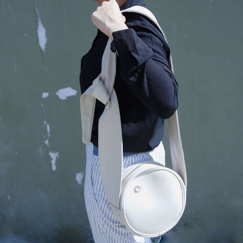 Circle crossbody bag tie strap White colour - 后背包/双肩包 - 人造皮革 白色