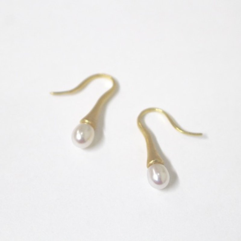 淡水パールのスウィンギングピアス2  Gold色 - 耳环/耳夹 - 宝石 