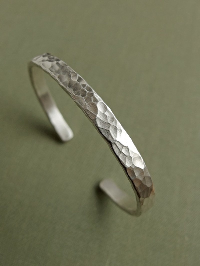 波光 宽版纯银锻敲手环 - 手链/手环 - 其他金属 银色