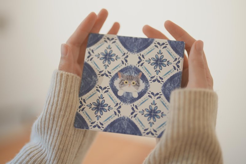 花砖躲猫猫杯垫 | 虎斑猫 立体花纹 木制礼盒 莺歌陶瓷吸水杯垫 - 杯垫 - 陶 多色