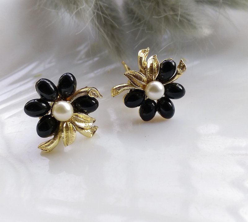 【西洋古董饰品/年代老件】1970's  可爱珍珠花朵 夹式耳环 - 耳环/耳夹 - 其他金属 黑色