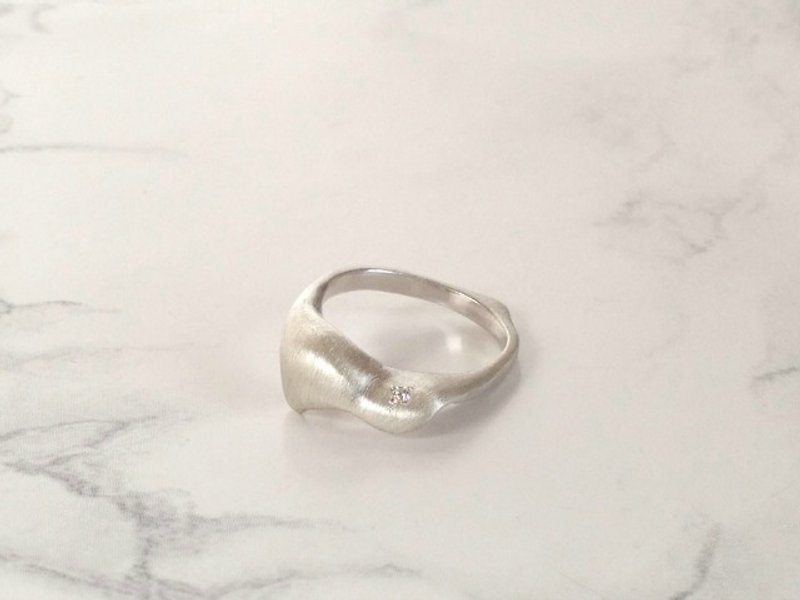 flower shower ring （silver/diamond） - 戒指 - 其他金属 银色