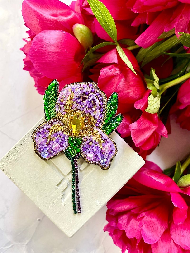Iris Beaded Brooch, Handmade Embroidered Accessory, Pin Flower, Floral Brooch - 胸针 - 玻璃 紫色