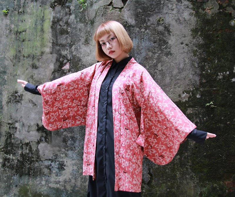 Back to Green::日本带回和服 剪纸花朵 珊瑚粉底 vintage kimono (KC-09) - 女装休闲/机能外套 - 丝．绢 粉红色