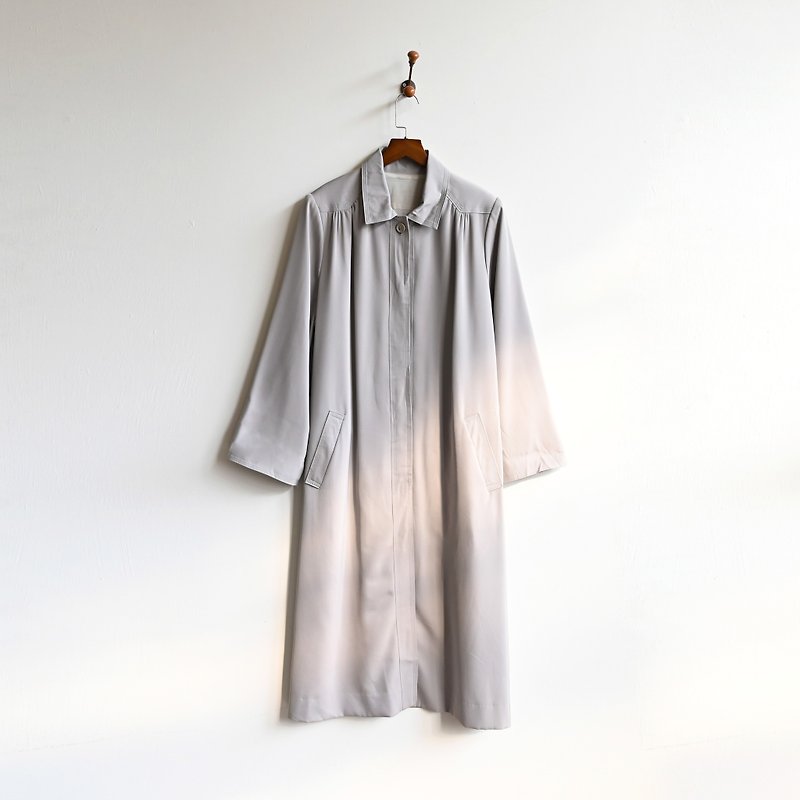 【蛋植物古着】云雾之泉日本制纯色古着风衣 - 女装休闲/机能外套 - 其他人造纤维 