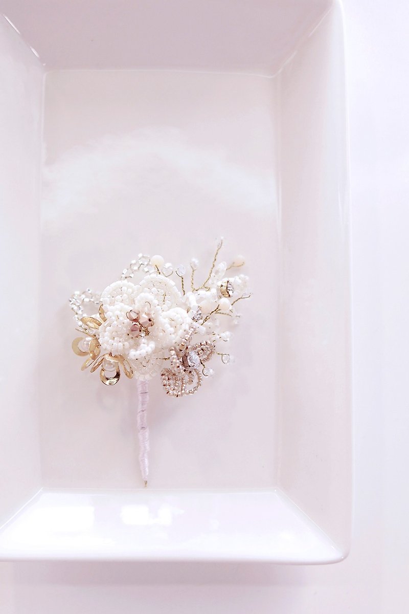 Beads Flower Corsage 华丽串珠新郎襟花, wedding corsage  - 胸针 - 其他金属 白色