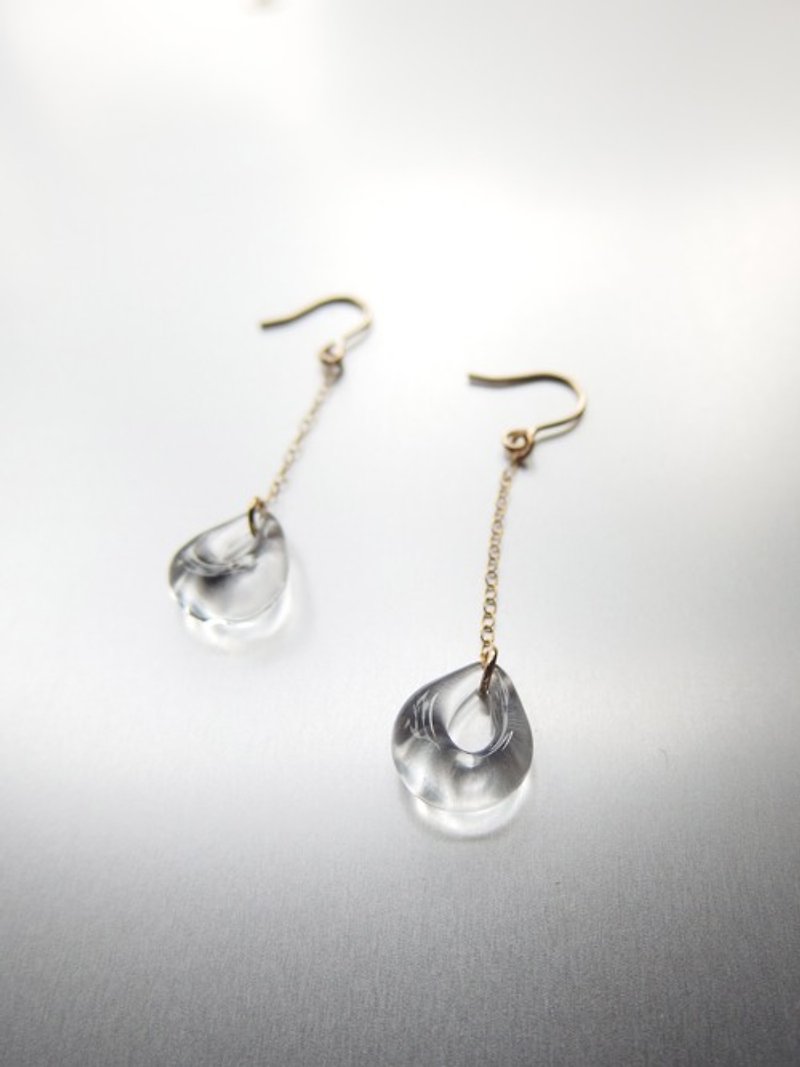 Petite drop shaped Earring - 耳环/耳夹 - 玻璃 透明