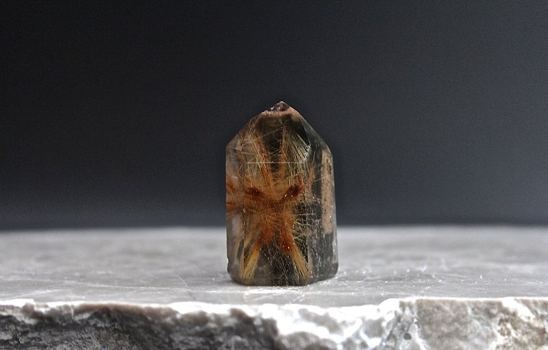 石栽 SHIZAI-异象金发晶柱-含底座 - 摆饰 - 水晶 金色