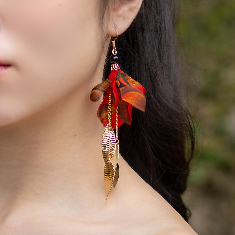 Xiomara 猖狂烈火之吻布花金叶串耳勾式耳环 - 耳环/耳夹 - 其他材质 红色