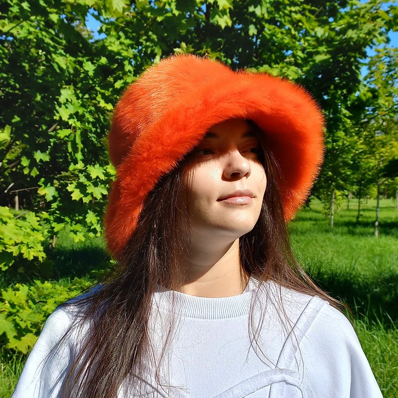 亮橙色渔夫帽由人造毛皮制成。节日模糊帽子。可爱的毛茸茸的帽子。 - 帽子 - 其他材质 橘色