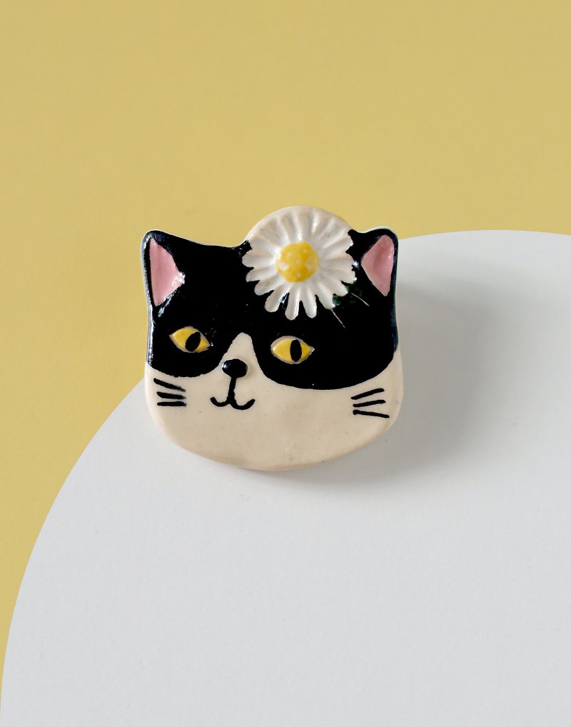 Purr- Cat with Daisy- Brooch of porcelain - 胸针 - 陶 多色