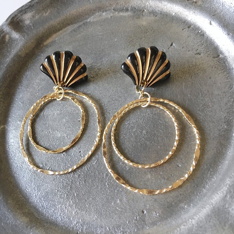 Black & Gold Shellfish Beads Pierced earrings Vol.2 - 耳环/耳夹 - 压克力 黑色
