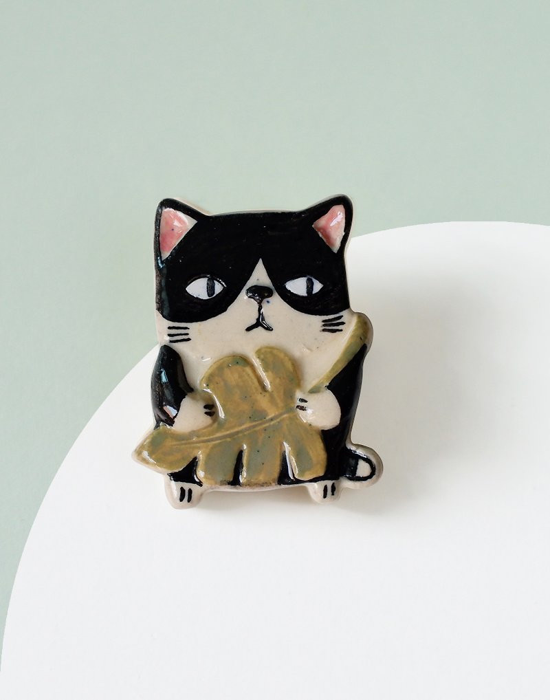Cat and a leaf - Purr Cat Brooch of porcelain - 胸针 - 陶 