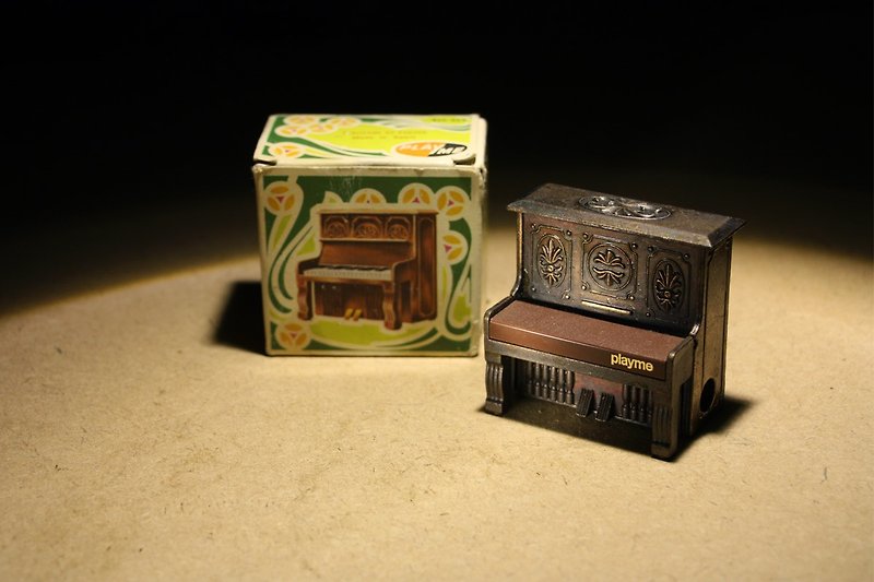 购自荷兰20世纪末老件 PLAYME西班牙制古董削铅笔机 钢琴造型含盒 - 摆饰 - 铜/黄铜 咖啡色