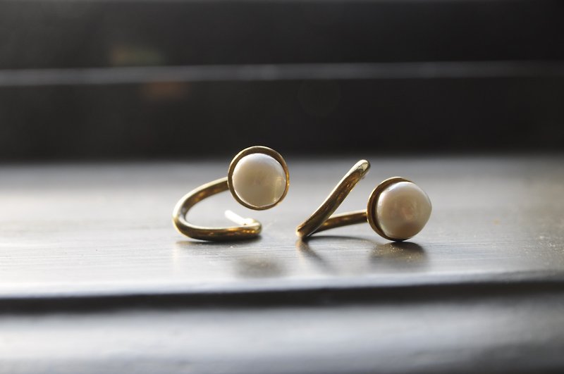 珍珠卷卷耳环 - 耳环/耳夹 - 铜/黄铜 金色