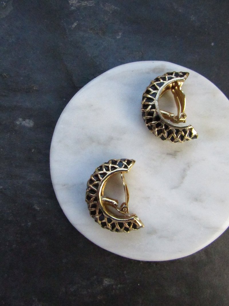 Vintage Gold Mesh Textured Black Half Hoop Clip On Earrings - 耳环/耳夹 - 贵金属 黑色