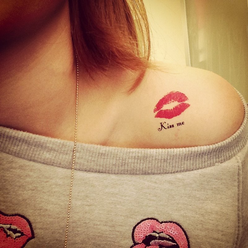 OhMyTat 红唇吻我 Red Lip Kiss Me 刺青图案纹身贴纸 (2 张) - 纹身贴 - 纸 红色